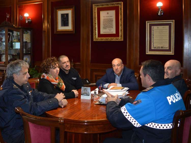 Reunión en el ayuntamiento con el comisario provincial de la Policía Nacional