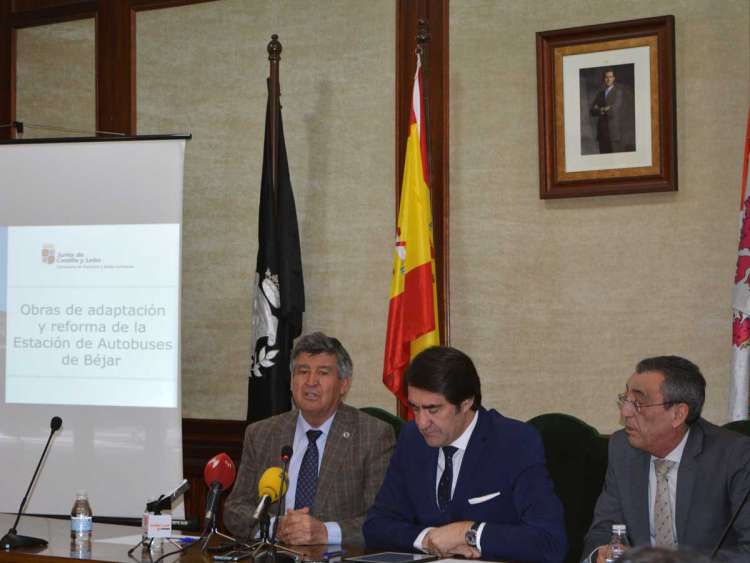 El consejero de Fomento y resto de autoridades en el Ayuntamiento