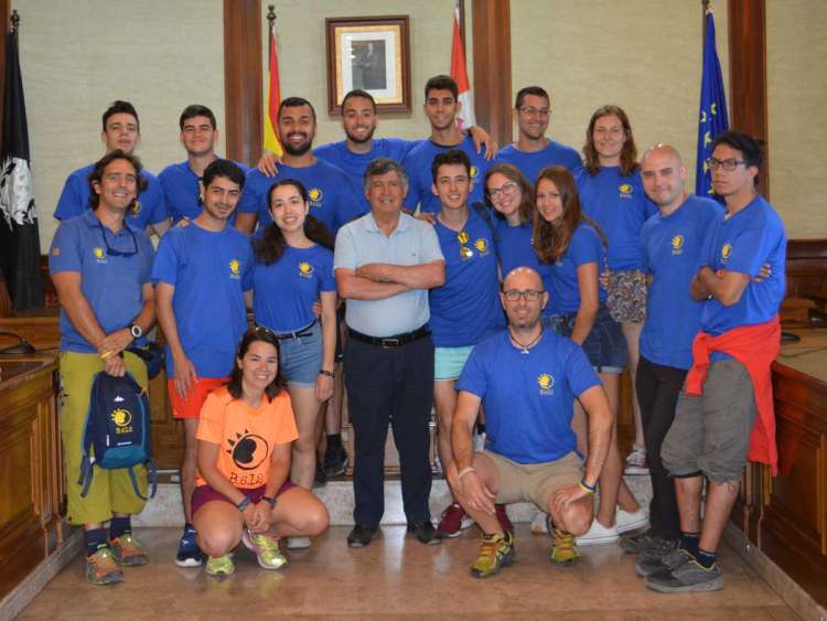 Voluntarios del taller recibidos en el ayuntamiento por el alcalde