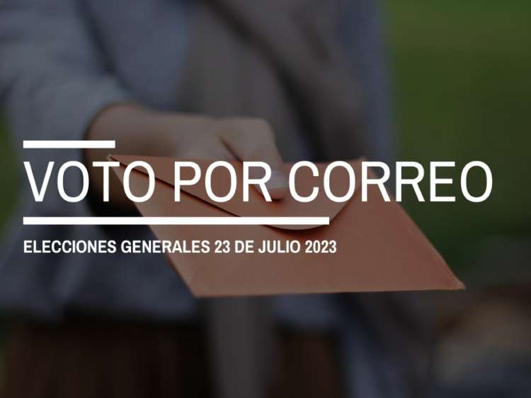 Mano entregando voto por correo