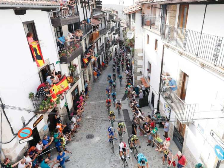 Pelotón ciclista pasando por Candelario