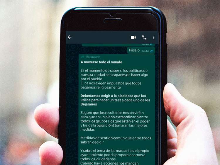 Móvil con el mensaje que circula por la red social