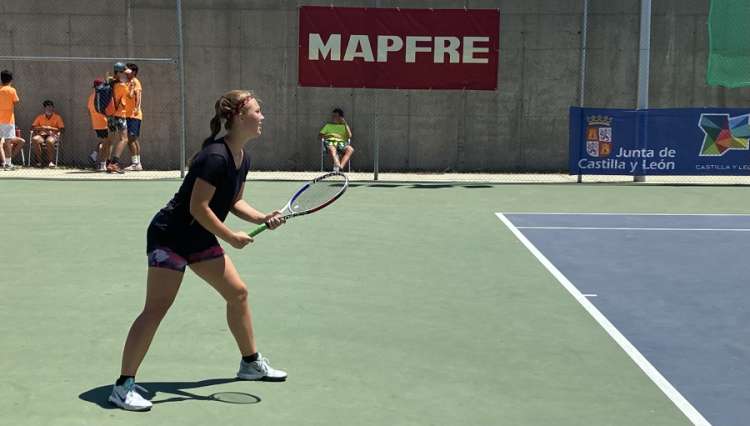 Jugadora de tenis durante un encuentro