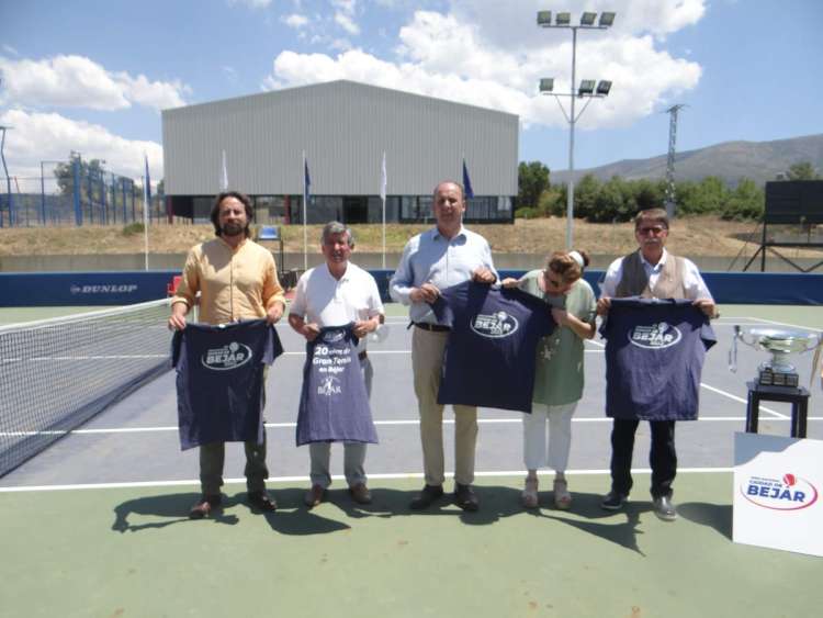 Los alcaldes del Open junto al principal organizador