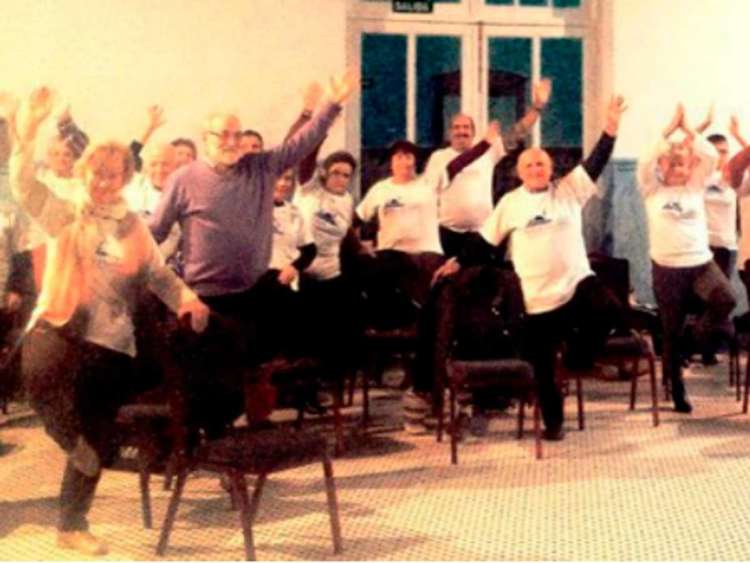 Socios del Centro de Día practicando yoga