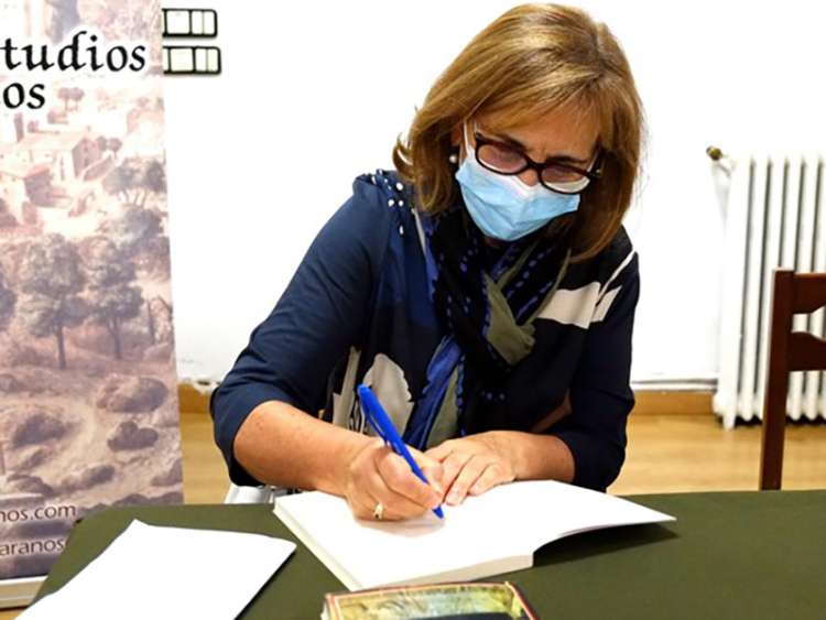 Mujer firmando libro