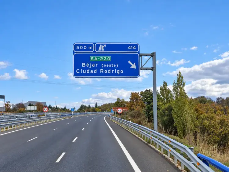Cartel desvío hacia Béjar en la Autovía A-66 