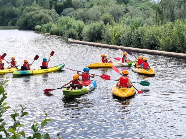 Escolares practicando piragüismo en actividad del programa Multiaventura Primavera 2026 en la provincia de Salamanca