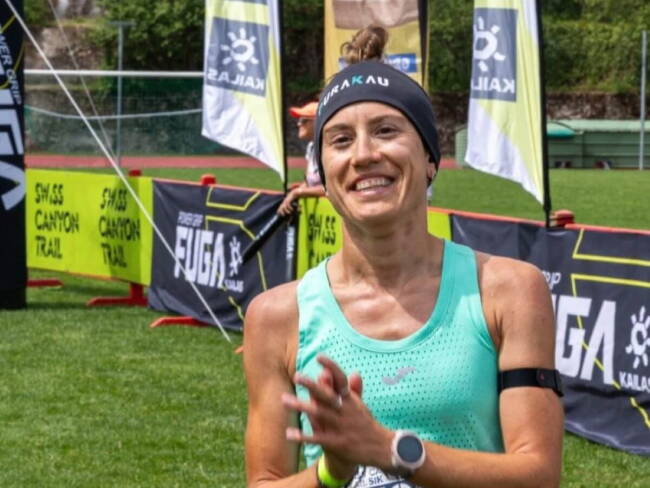 Beatriz Parrón Álvarez tras cruzar la meta como vencedora de la categoría femenina del Swiss Canyon Trail 2026 en Suiza