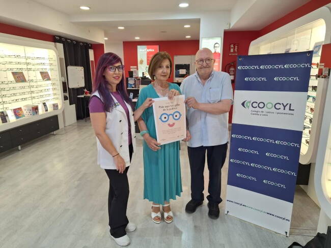 Subdelegada del gobierno en una óptica de Salamanca junto al cartel informativo del programa de salud visual