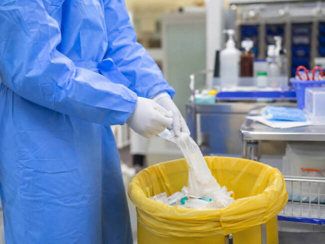 Personal sanitario gestionando residuos