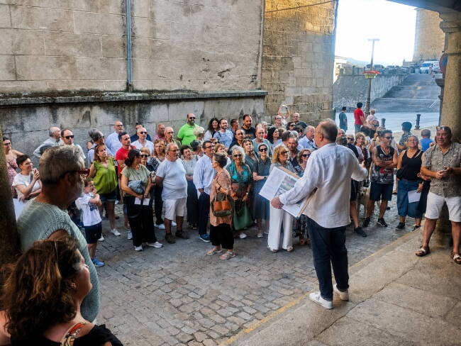 Grupo de gente junto al ponente Pepe Muñoz en la Plaza Mayor de Béjar