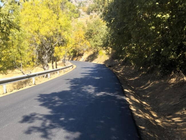 Tramo asfaltado de la DSA-254 de Valdesangil, donde los vecinos alertan de la peligrosidad de sus curvas ciegas