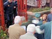 Cientos de personas increpan al acusado de la muerte de Mari Carmen