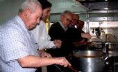 Los hombres del hogar de mayores aprenden a cocinar sus platos