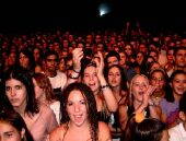 Miles de fans disfrutan con el macroconcierto del polideportivo