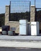 La basura se amontona en la entrada del Punto Limpio