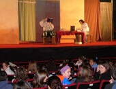El AMPA de la Antigua planta cara a las tasas municipales del Cervantes. El Ayuntamiento pide más de 100.000 pesetas por utilizar el teatro           