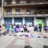 Asistentes al acto del 8M en Béjar durante el homenaje a la vecina Charo Martín, víctima de violencia machista.