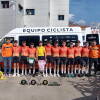 El equipo cadete Maguisa Guijuelo posa con trofeos y maillots tras su triunfo en la Vuelta a Extremadura.