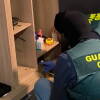 Agente de la Guardia Civil durante el registro de una vivienda vinculada a un punto de droga en Guijuelo