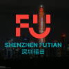 ogotipo Shenzhen Futian diseñado por Miguel Cosmes, creador bejarano, sobre el skyline nocturno de Shenzhen en China