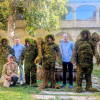 Los 6 hombres de musgo posando junto a los responsables de vestirlos en el Convento de San Francisco de Béjar