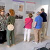 Visitantes observan los paneles de la exposición El hilo de la memoria en Béjar.