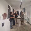 Asistentes observan una de las esculturas expuestas en el Museo Mateo Hernández de Béjar.