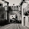 Defensores de Béjar con un cañón de Víctor Gorzo en la antigua Puerta de la Villa durante la Revolución de 1868