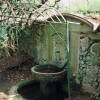 Pérgola de planta trapecial sobre la Fuente del Escudo Bosque de Béjar