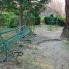 Banco de fundición en el jardín romántico de El Bosque