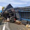 Los bomberos intervienen en el accidente del camión volcado en la A66 a su paso por Béjar