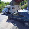 Coche siniestrado y autocaravana al fondo