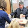 Alejo Riñones depositando las papeletas en las urnas