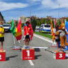 3 personas en podium
