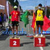 2 personas en podium