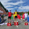 3 personas en podium