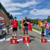 3 personas en podium