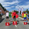 3 personas en podium