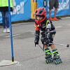 Corredor con patines en línea disputando la prueba