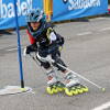 Corredor con patines en línea disputando la prueba