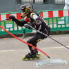 Corredor con patines en línea disputando la prueba