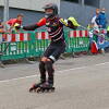 Corredor con patines en línea disputando la prueba