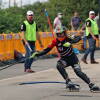 Corredor con patines en línea disputando la prueba