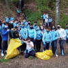 Grupos de niños y niñas con bolsas de basura
