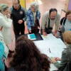 Participantes del evento marcando en un mapa las necesidades del barrio de San Juan en Béjar