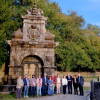 Autores del libro posan ante la fuente monumental del jardín renacentista de Béjar