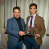 Dos hombres con trofeo