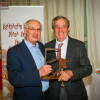 Dos hombres con trofeos
